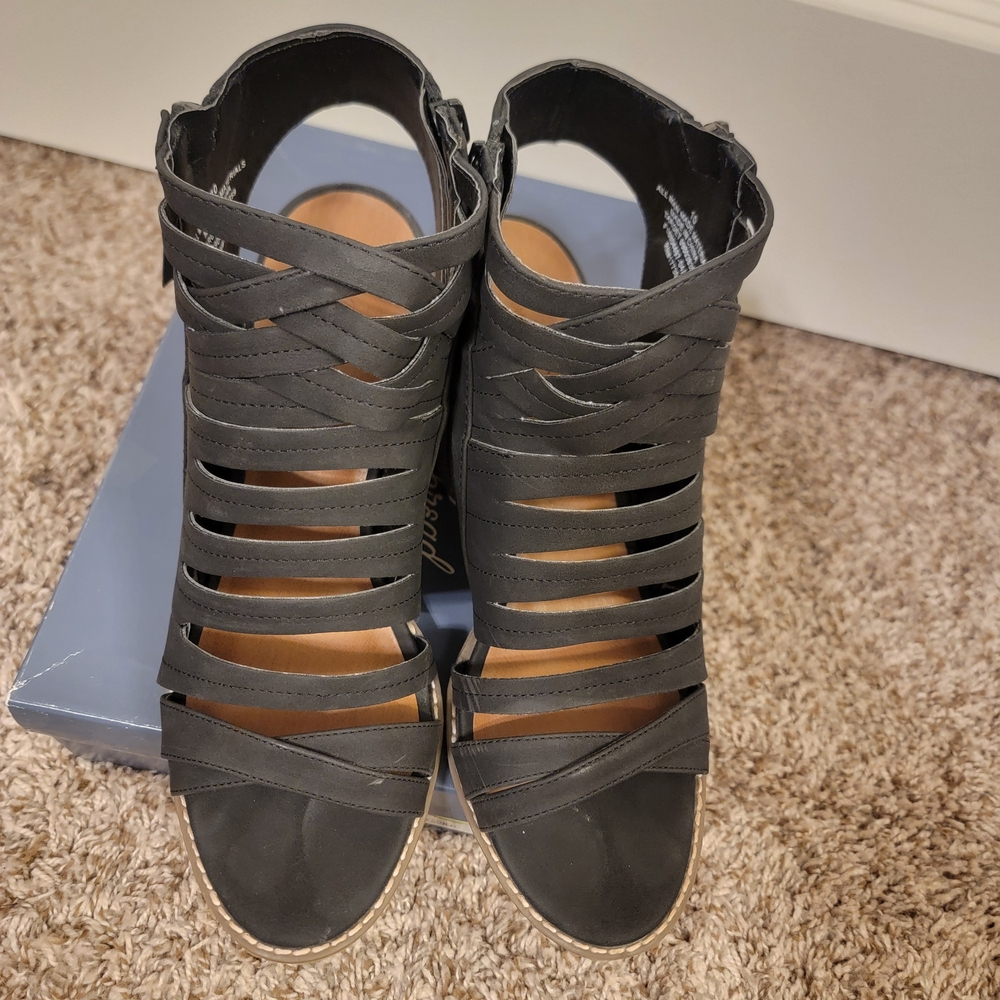 Universal Thread Women's Black Strappy Heels - Picture 3 of 4